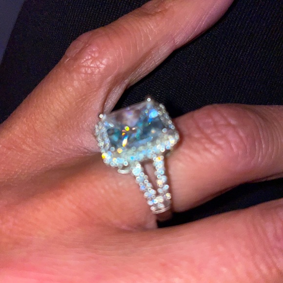 Pretty square ring with intricate band-size 7 - Picture 4 of 5